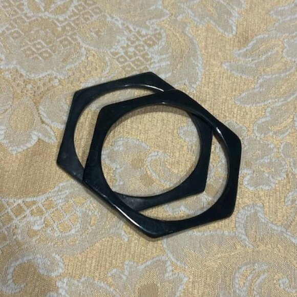 2 Lucite Hexagon Flat VTG Black Bangle Bracelets - Picture 5 of 7